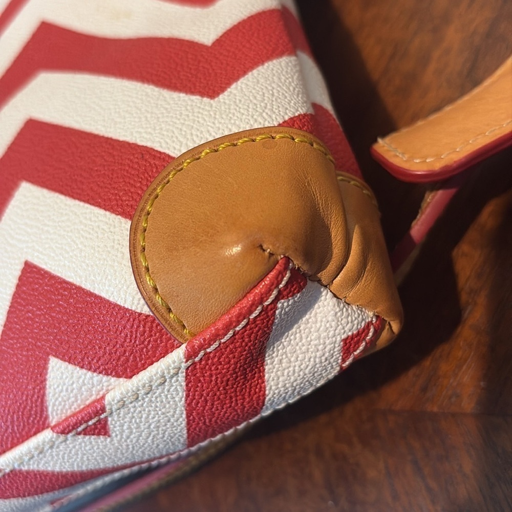 Dooney Bourke  Wavy Crossbody bag, leather red & White tan leather trim/red edge - Picture 12 of 17